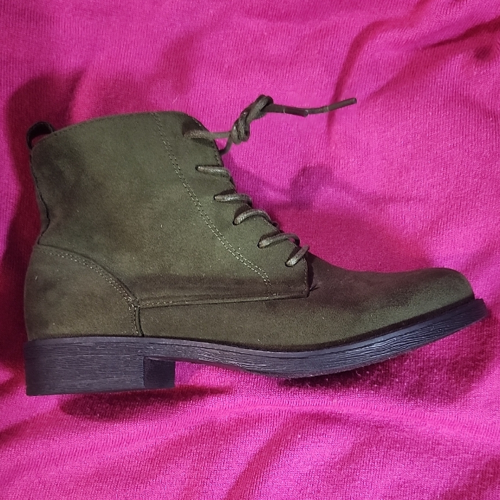 Rouge Helium Olive Lace Up Boots